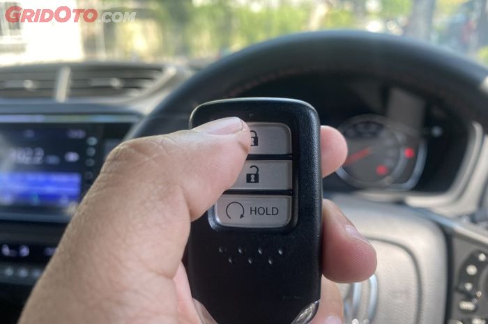 Menghidupkan mesin WR-V menggunakan remote, praktis banget 