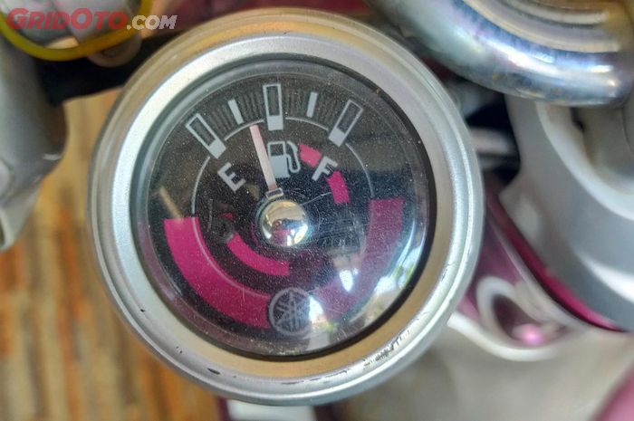 Ilustrasi indikator bensin motor bekas