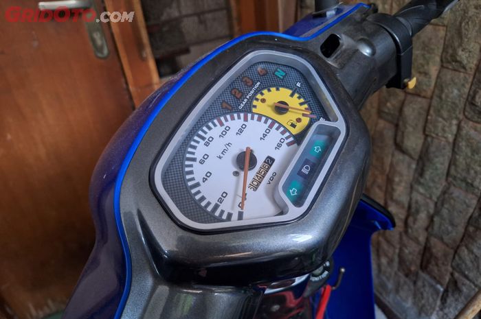 Speedometer motor yang masih analog juga rawan rusak kalau sering parkir motor panas-panasan 