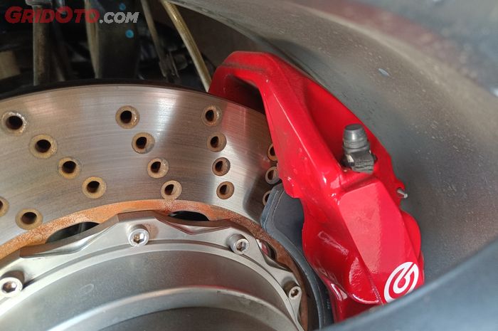 ILUSTRASI. Jepitan kampas rem mobil terhadap permukaan cakram.