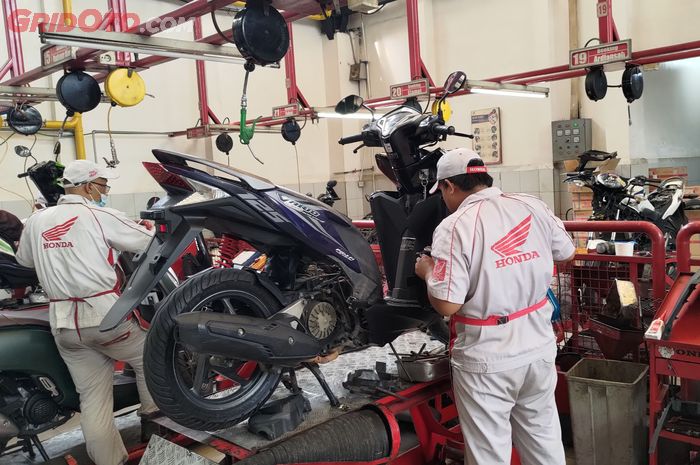 Wajib buat jaga performa, segini kisaran biaya servis motor matic Honda di bengkel resmi AHASS.