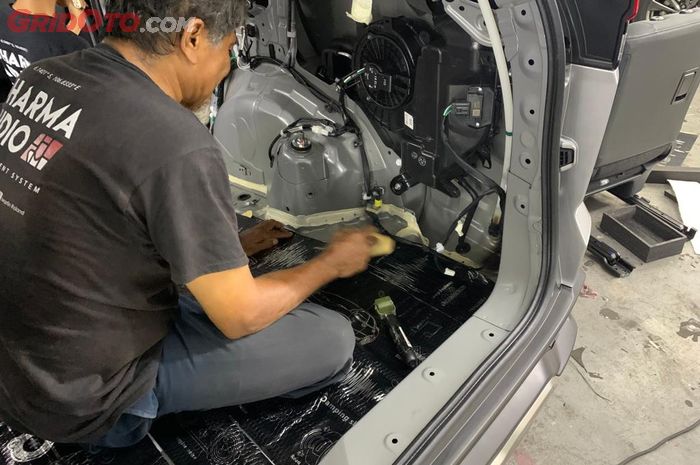 Pemasangan peredam di bagian fender dalam di Toyota Kijang Innova Zenix