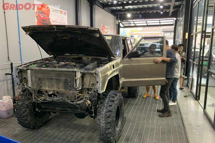 Jeep Cherokee sedang dalam proses body repair
