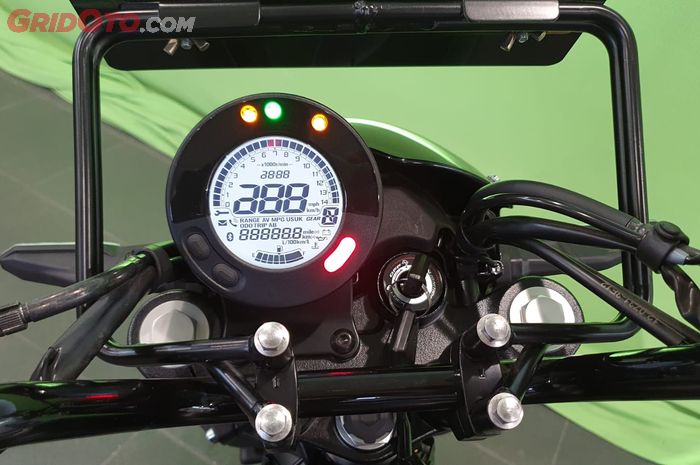 Kawasaki Eliminator pakai panel instrumen digital berbentuk bulat, perhatikan ada braket nopol di depannya