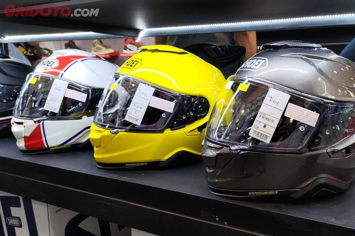 Sikat! Apparel riding dan helm branded dijual sampai setengah harga di booth DeRide selama IMOS+ 2023.