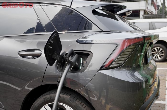 Ngecas mobil listrik lebih aman, segini kapasitas baterai yang dianjurkan.
