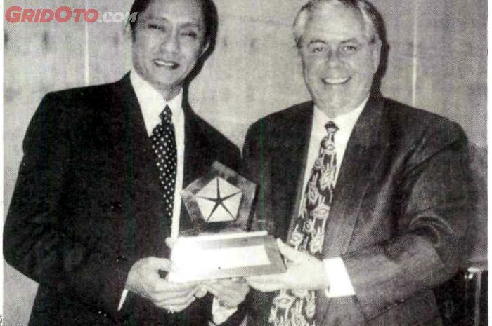 Pengusaha Indonesia Setiawan Djody bersama Robert Eton, presiden Chrysler pada waktu itu (1993)
