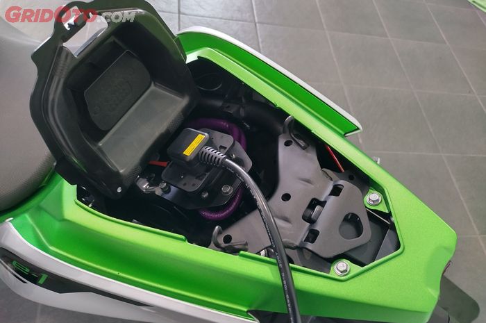 Mengisi daya baterai Ninja E-1 dan Z-1 dapat dilakukan langsung di motor