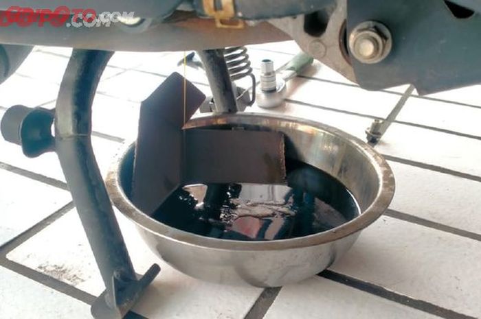 Oli mesin bekas ditampung dan bisa buat ini.