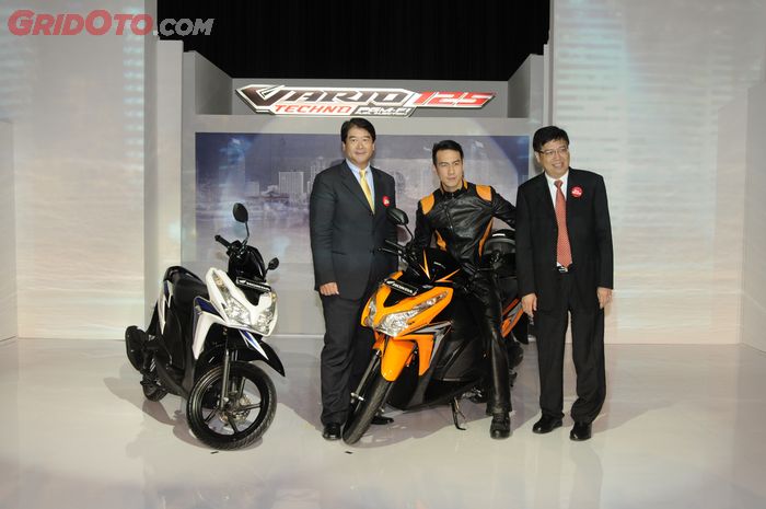 Honda Vario 125 saat peluncuran tahun 2012 oleh Presdir AHM Yusuke Hori dan Vice Presdir AHM Johannes Loman 