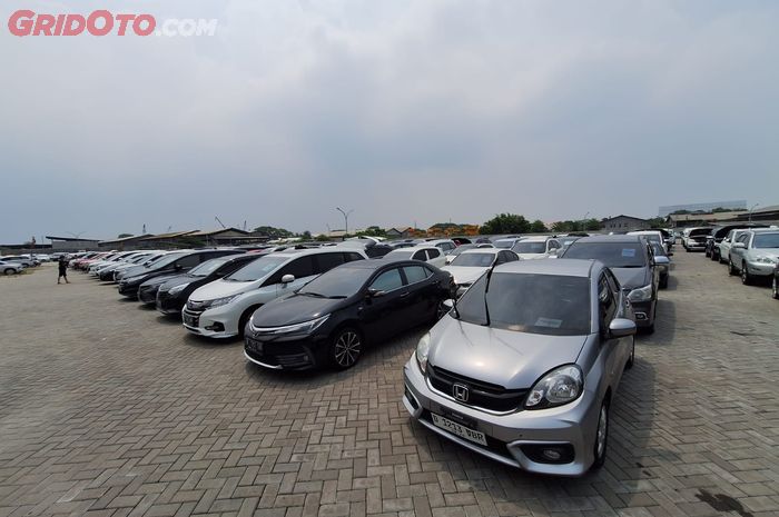 Deretan mobil yang ada di pool balai lelang JBA cabang Jakarta Raya, Kalideres, Jakbar