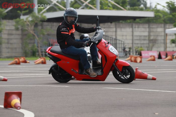 First ride Honda EM1 e: 