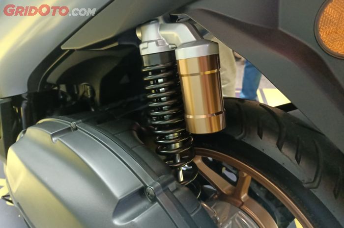 Ilustrasi sokbreker belakang Yamaha LEXi 155