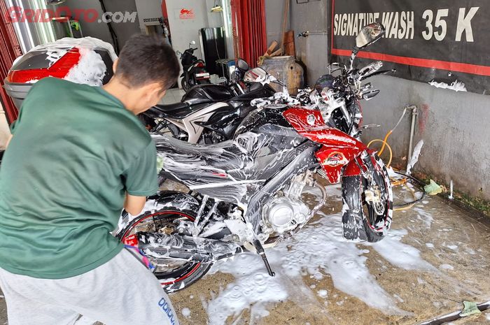 Ilustrasi cuci motor bekas