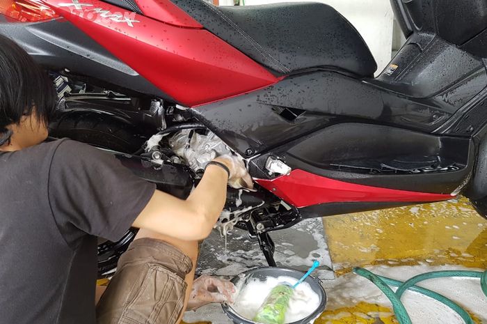 Ilustrasi cuci motor