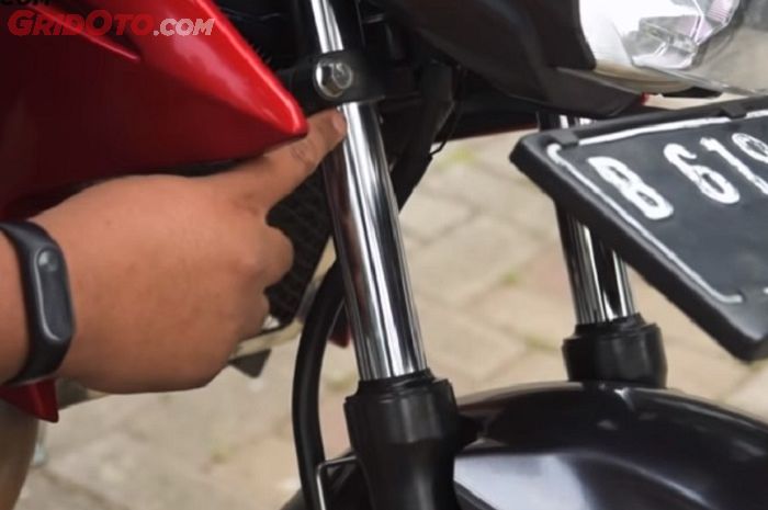 Ilustrasi sokbreker depan motor bekas bocor
