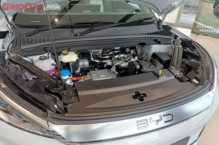 Mesin mobil listrik pakai oli?