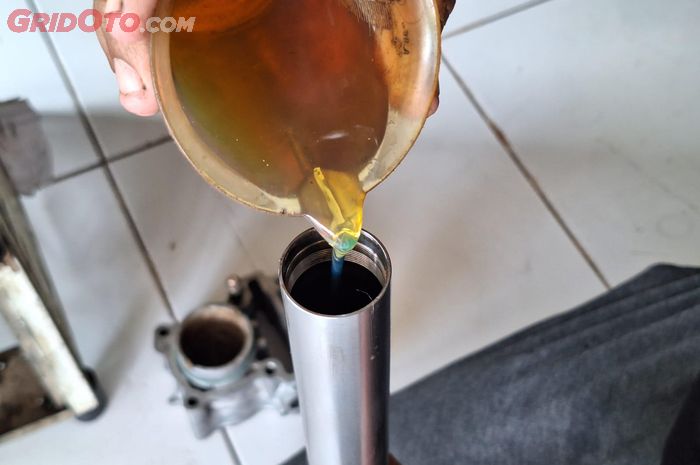 Cara atasi sokbreker depan motor jeduk 