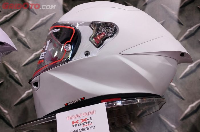 Helm MotoGP dari KYT yaitu KYT KX-1 Race GP akhirnya dijual di IIMS 2024, harganya pasti bikin kaum mendang-mending pusing.