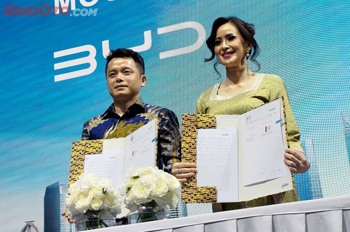 BYD menandatangani MoU dengan bank Mandiri untuk pembiayaan mobil listrik mereka di IIMS 2024.