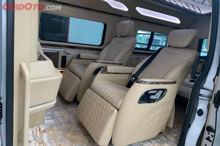 Tampilan kabin dari Toyota HiAce Premio tipe Prestige garapan Baze