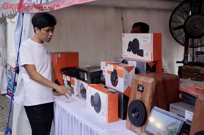 Obral speaker audio mobil JBL Rp 750 ribu, cuma ada di IIMS 2024.