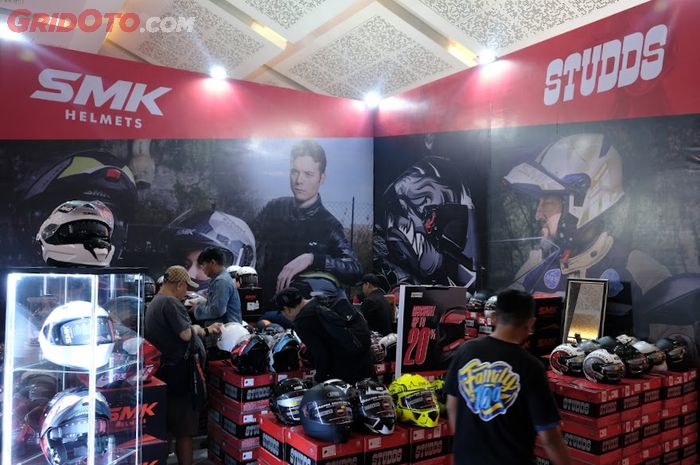 Lagi cari helm baru? Bisa mampir ke booth Studds dan SMK Helmet di IIMS 2024, diskonnya lumayan nih.