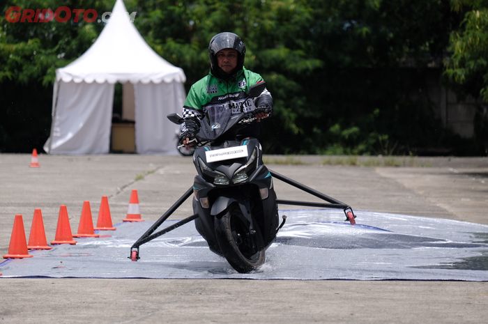 Komunitas diajak mencoba langsung membedakan performa pengereman motor dengan rem ABS dan Non ABS