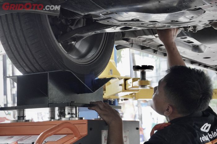 Dari ayunan alat akan terdeteksi bunyi abnormal atau komponen kaki-kaki mobil yang mulai oblak dan tidak kokoh.