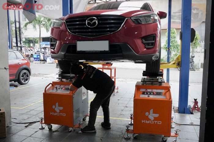 Kyoto Shaking Machine dipasangkan ke kedua roda depan mobil untuk mengecek bagian kaki-kaki.