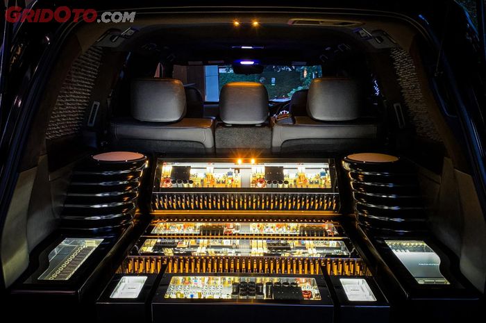 Tampilan modifikasi audio senilai miliaran rupiah di Toyota Land Cruiser VX200