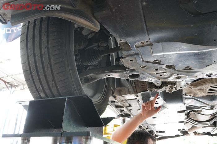 Kerusakan atau masalah kaki-kaki mobil dideteksi dengan roda diayunkan alat Kyoto Shaking Machine.