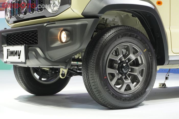 Ilustrasi ban depan mobil baru