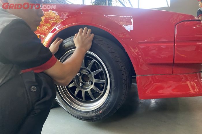 Gerakkan roda dengan dorong dan tarik untuk mengetahui kondisi ball joint