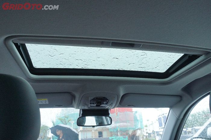 Jika ada rembesan air dari sunroof saat musim hujan ada bagian yang bermasalah sehingga perlu dicek.