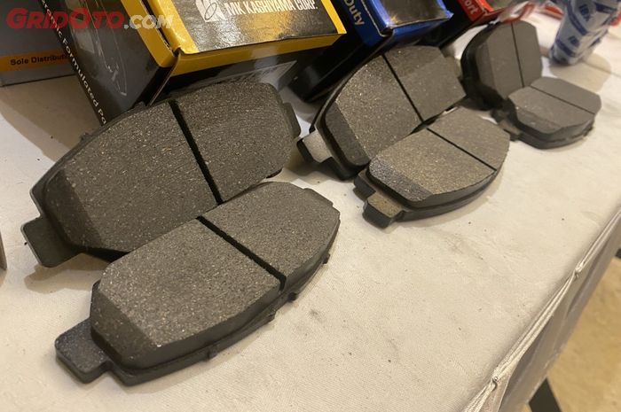 Material friction pada kampas rem berpengaruh besar terhadap tingkat kepakeman rem mobil.