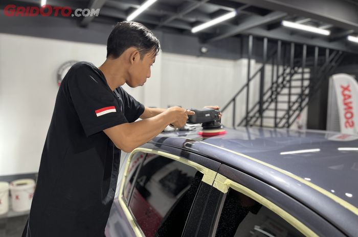 Poles cat mobil dalam proses detailing.