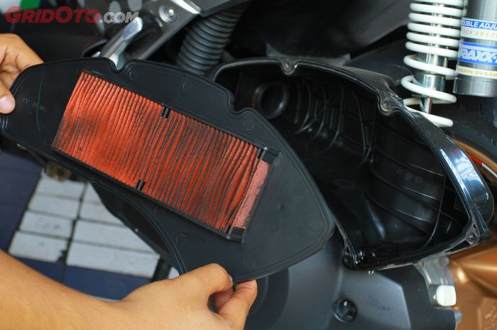 Ilustrasi penyebab oli mesin naik ke filter udara motor matic