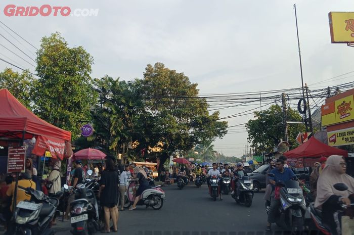 Takjil war di Perumahan Larangan Indah, didominasi kalangan biker