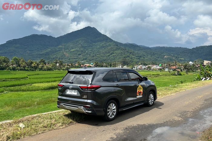 Toyota Innova Zenix V Hybrid di daerah lingkar Gentong 