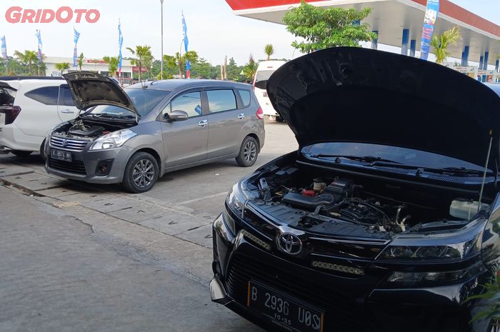 ILUSTRASI. Buka kap mesin mobil