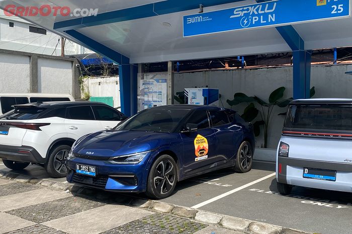 Isi daya cepat di SPKLU ICON belakang kafe Jabarano di Bandung.