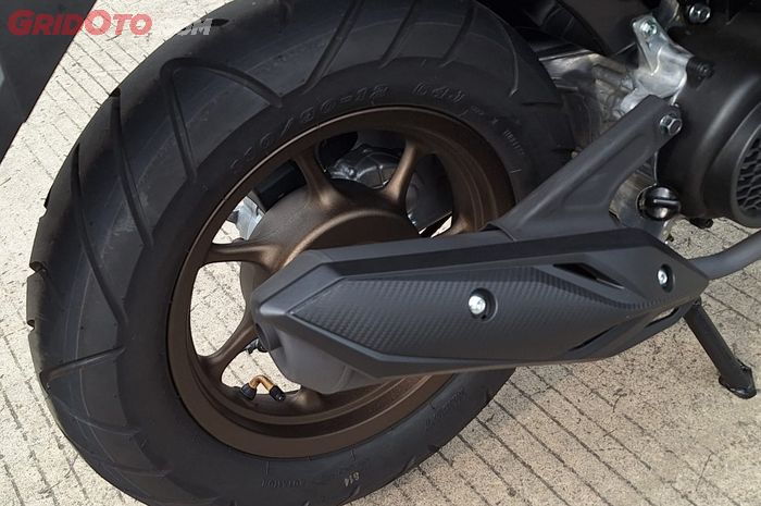Ban belakang motor matic berputar kencang saat dipanaskan? 