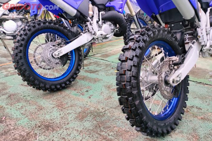 Ilustrasi pelek motor trail pakai model jari-jari