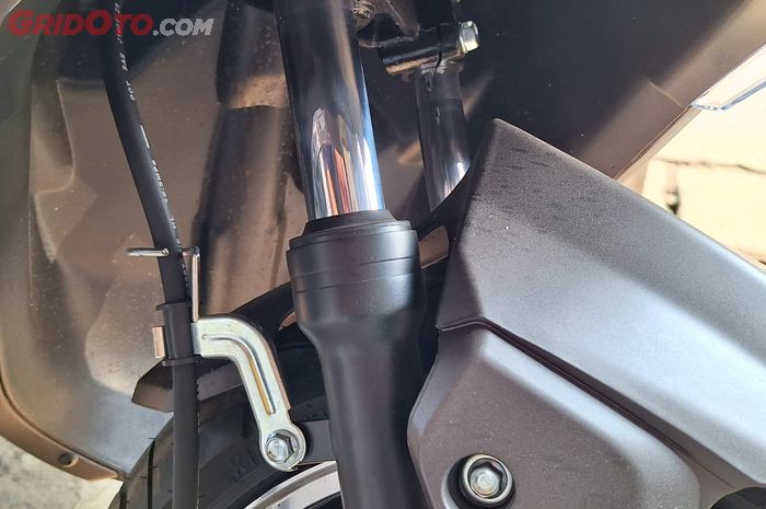 Ilustrasi sokbreker motor matic