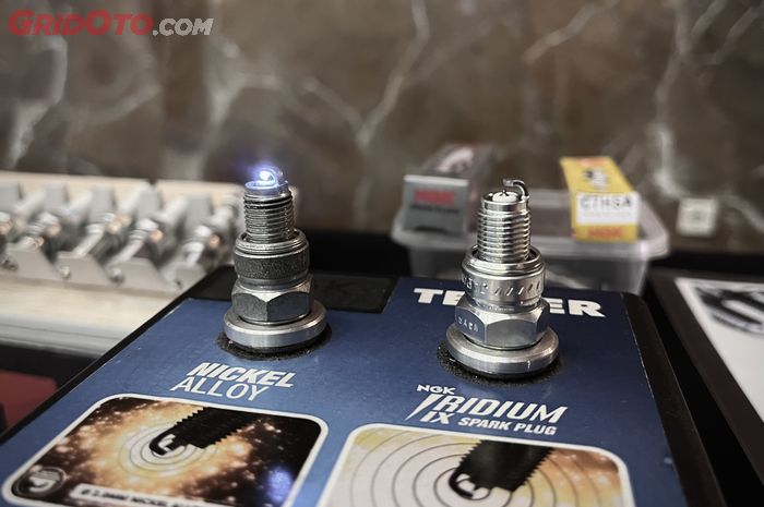 Perbedaan nyala busi nikel dengan busi iridium.