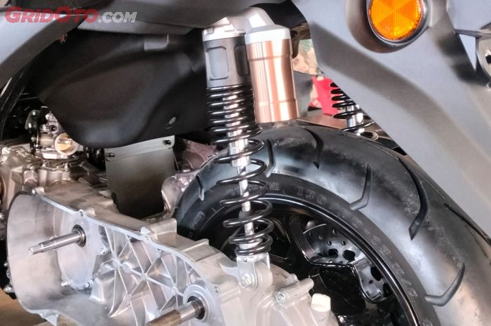 Sokbreker Yamaha NMAX TURBO lebih panjang dan lebih empuk dari NMAX generasi sebelumnya