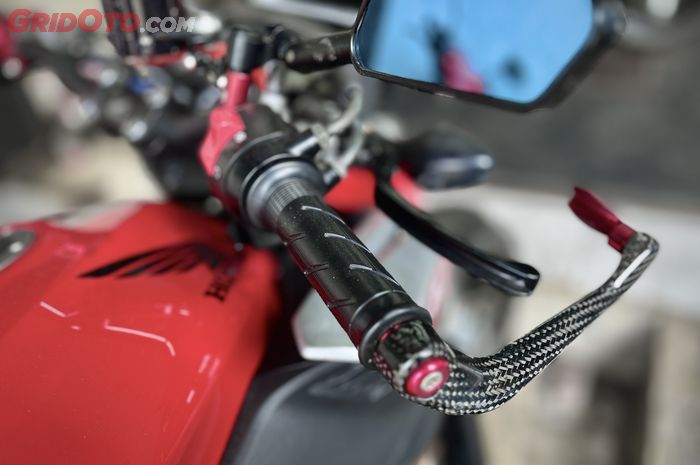 Begini cara pasang handgrip motor yang benar, dijamin awet tak mudah melintir.