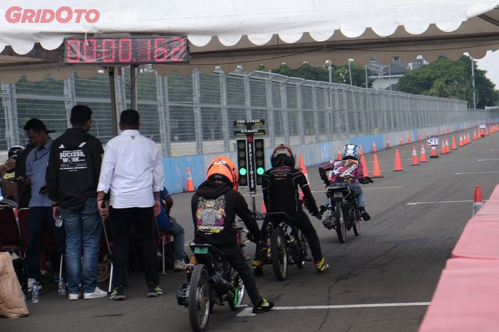 Ilustrasi: Jalan belakang Stadion Manahan Solo dipakai drag bike