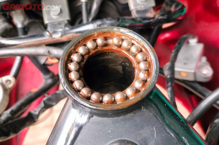 Komstir motor yang aus bikin setang motor goyang